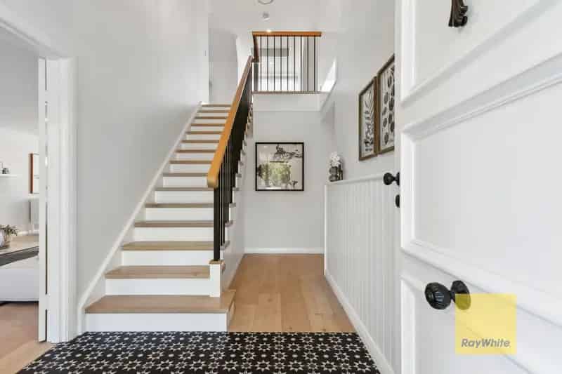 CONTEMPORARY CAPE COD CHIC