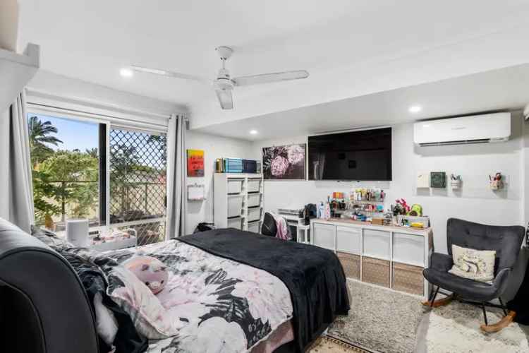 Charming Home in Crestmead