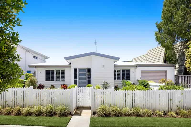 Beautiful Beachside Home at Dicky Beach