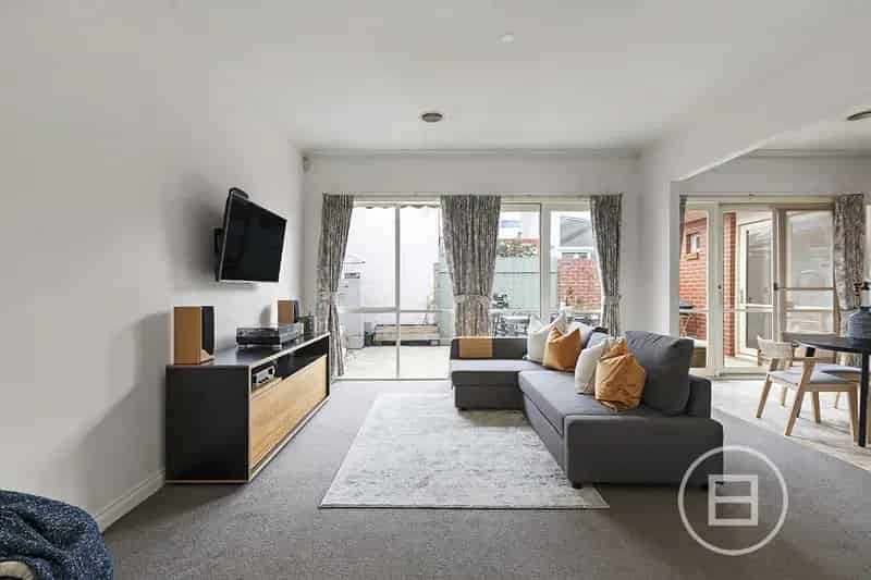 Buy House in Port Melbourne with Outdoor Entertaining and Nearby Park
