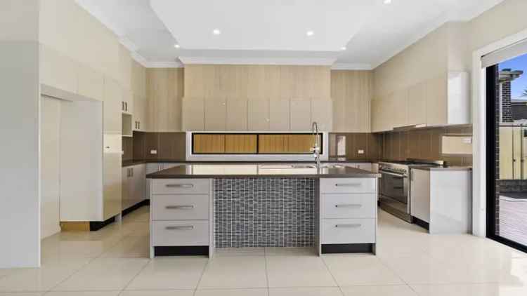 For lease modern house in Oran Park with spacious living