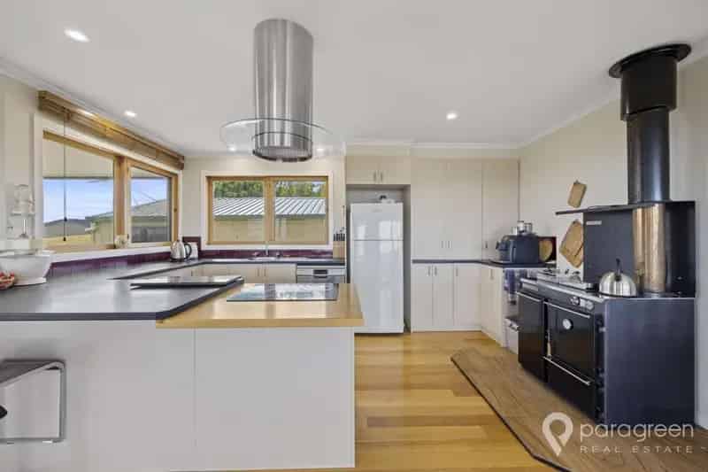 Rent country property in Wonga Hills with stunning views and amenities
