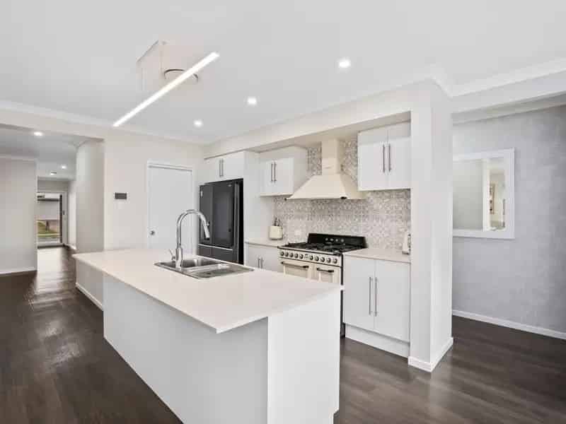 High-End Family Entertainer in Foreshore Estate - Modern Living with Pool & Solar