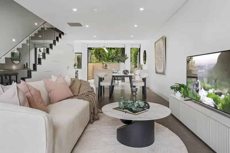 Luxury Townhouse in McMahons Point - Space, Style & Unmatched Convenience