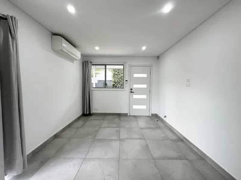 Modern Near-New Granny Flat With Spacious Yard & Private Entry