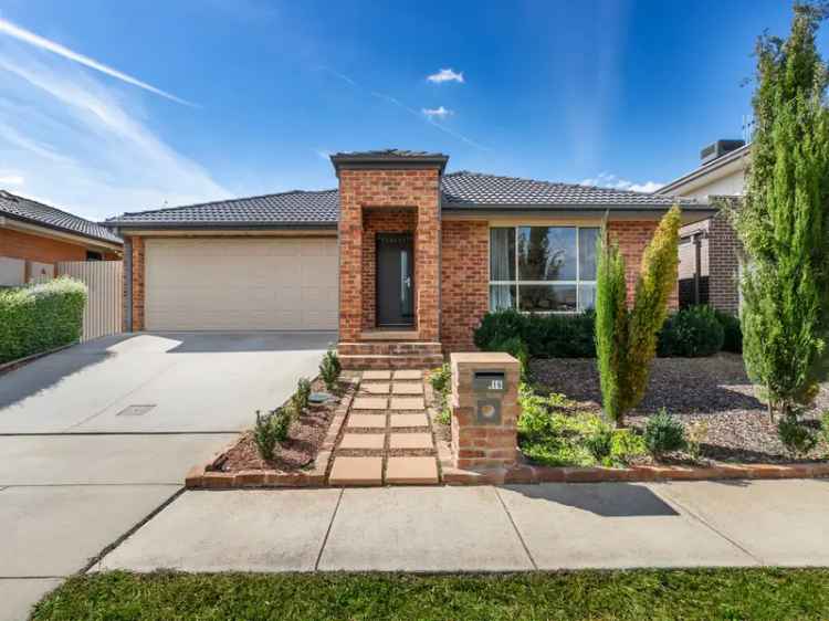 Family Home in Franklin Four Bedrooms Double Garage Close to Amenities