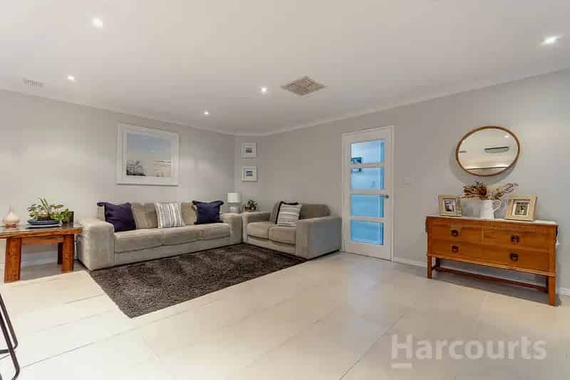 Large Kinross family home with pool - walking distance to schools