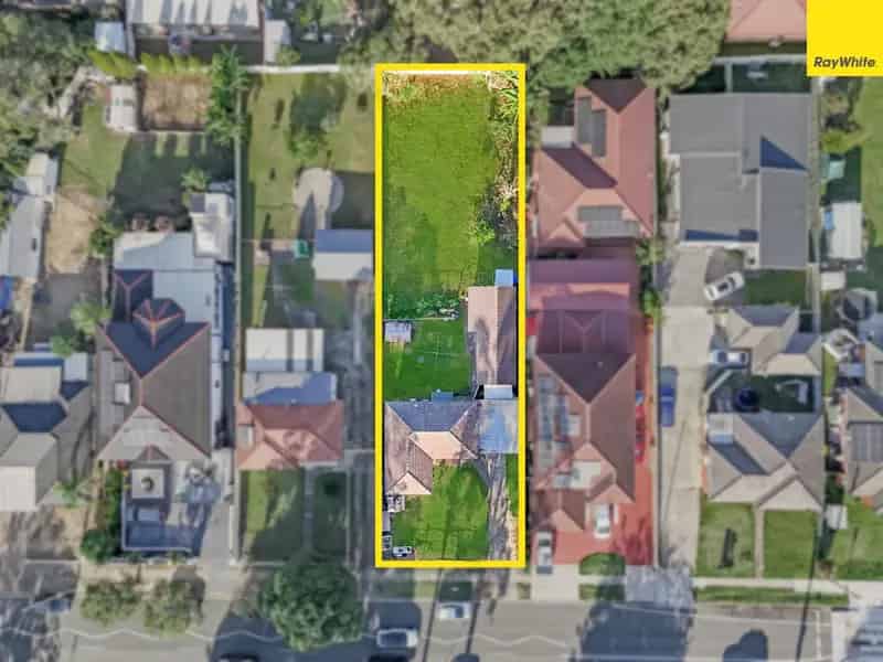 PERFECT OPPORTUNITY FOR KNOCKDOWN REBUILD OR DUPLEX WITH GRANNY FLATS (STCA)