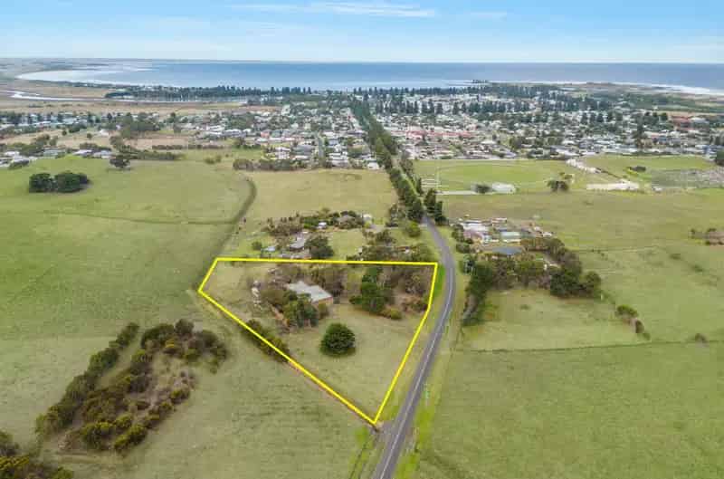 Buy House Port Fairy Spacious Family Home with Modern Features