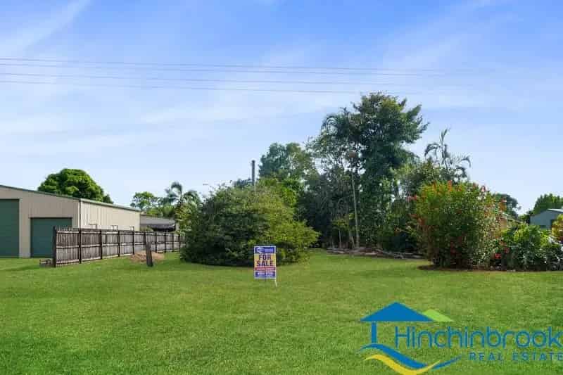 Buy land in Cardwell with no restrictions near the golf course