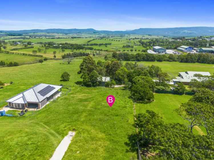 Large Block With Escarpment Views in Milton