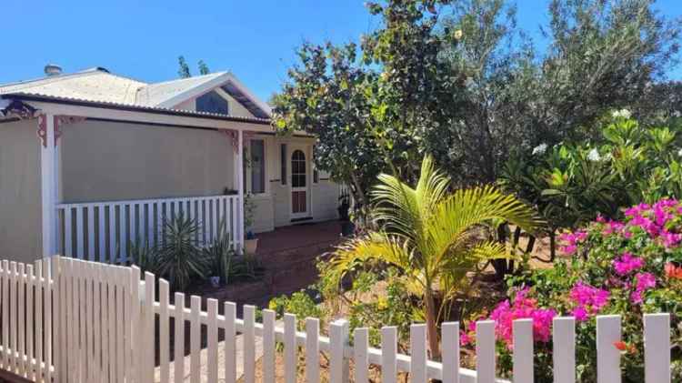 Lease Fully Furnished 4 Bedroom House in Carnarvon with Spacious Living