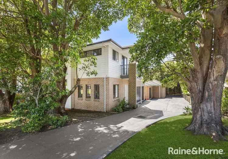 Modern Townhouse Near Beach 3 Beds 2 Baths Double Garage