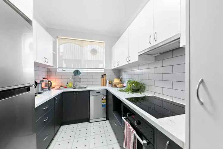 Rent Charming 2 Bedroom Apartment in Armadale with Modern Features