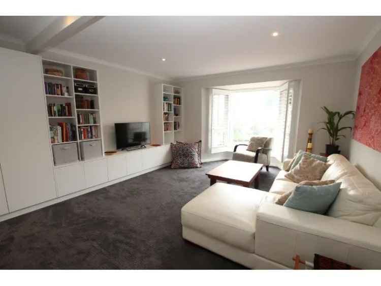 Stunning Renovated Townhouse In Sought After Location!