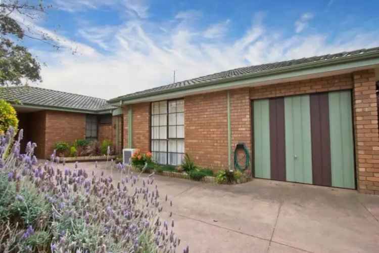 3 Bedroom House 181m² Melbourne Family Home Near Amenities