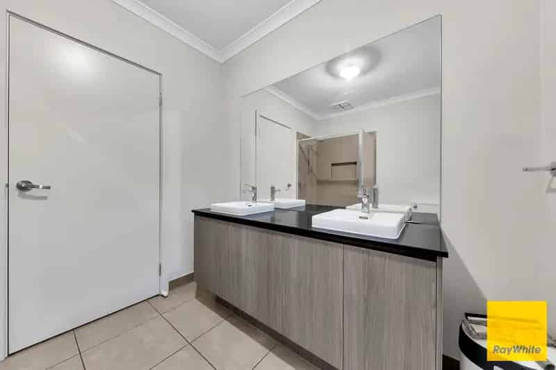 A Modern Approximately 4 years old Low-Maintenance Family Home in Prime Tarneit Location!
