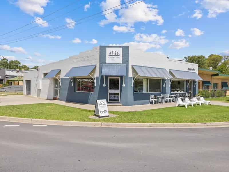 buy block of units in South Albury with commercial potential and garden