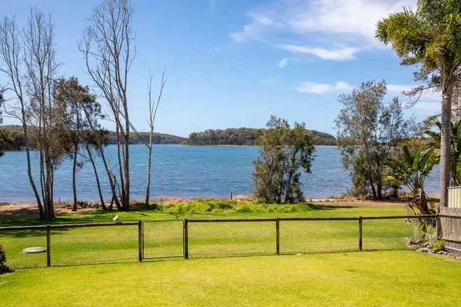 Mummaga Lake Waterfront Retreat - 3 Bed, Modern Bathroom, Open Plan Living