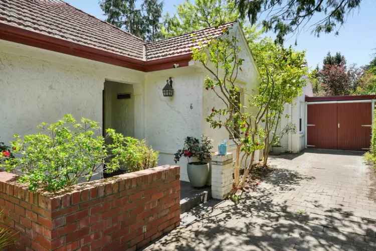 Spacious 3-Bedroom Family Home with Gardens - Near ANU