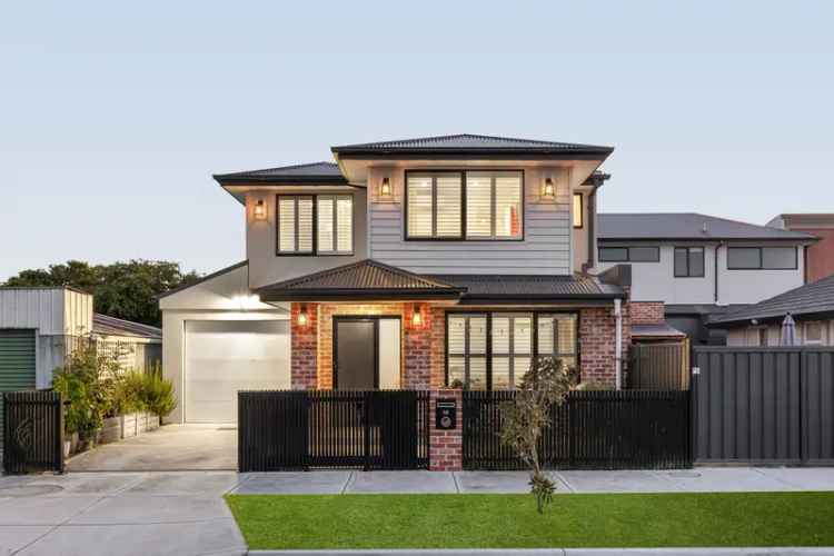 Sleek Altona North Townhouse: 3 Beds, 3 Baths, Low Maintenance