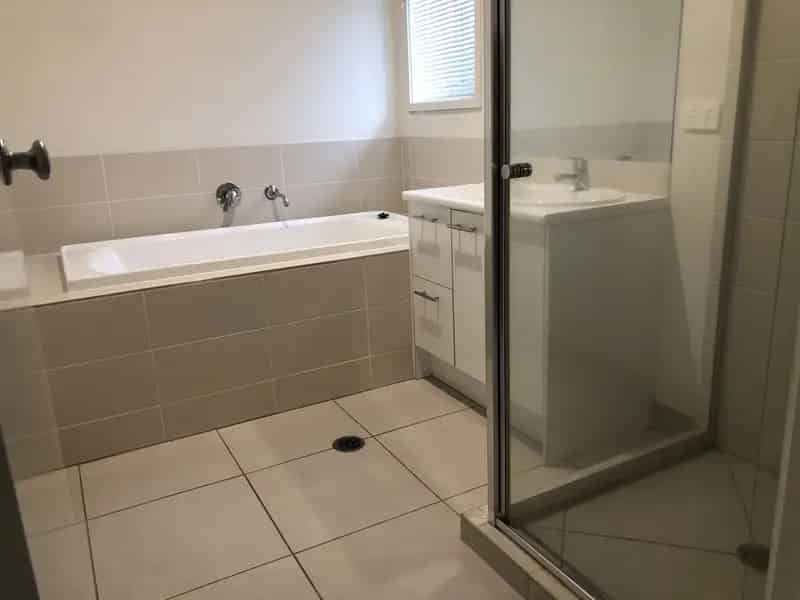 Lease a four bedroom house in Berrinba with modern features