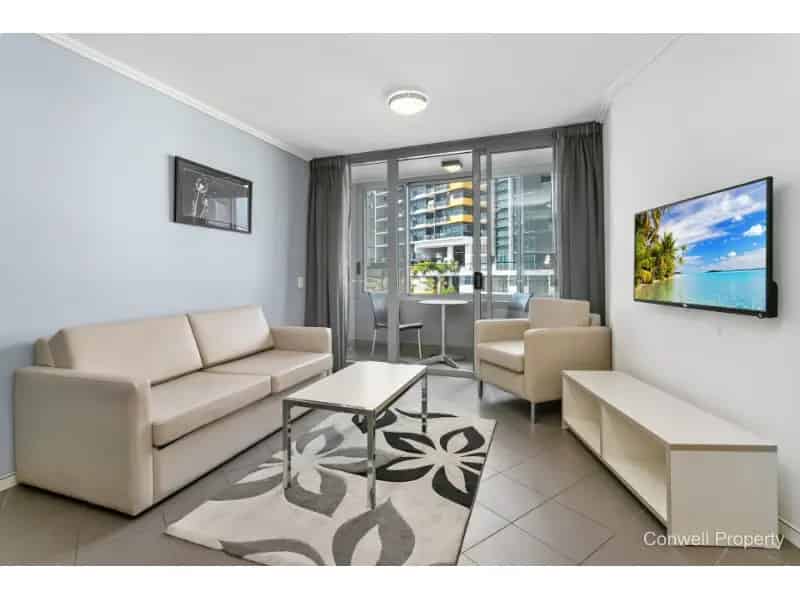 Spacious Furnished Apartment In Lifestyle Location