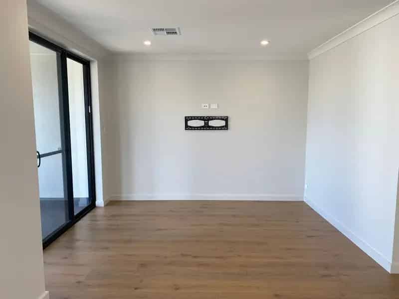 1 room house of 92 m² in Adelaide