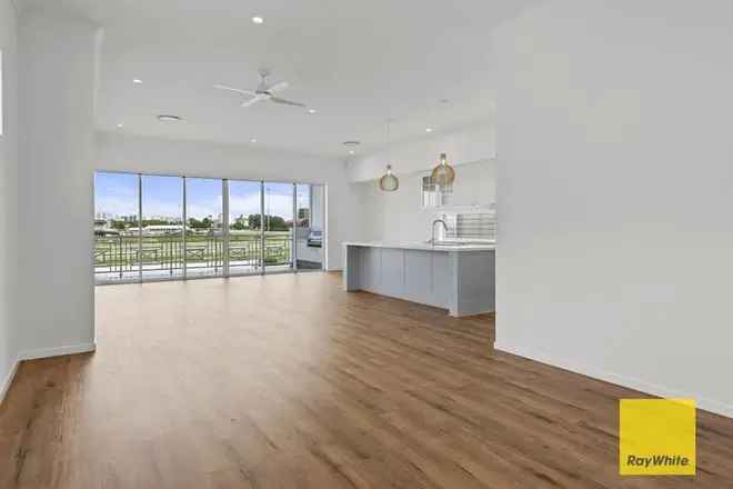 Luxury Hendra Home Near Doomben Racetrack Available Late January 2025