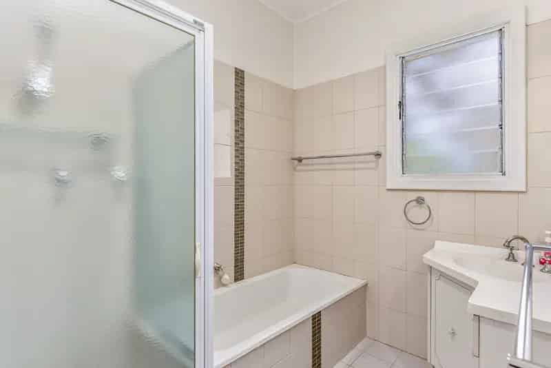 Buy Coastal Home in Kingston SE with Spacious Living and Outdoor Area