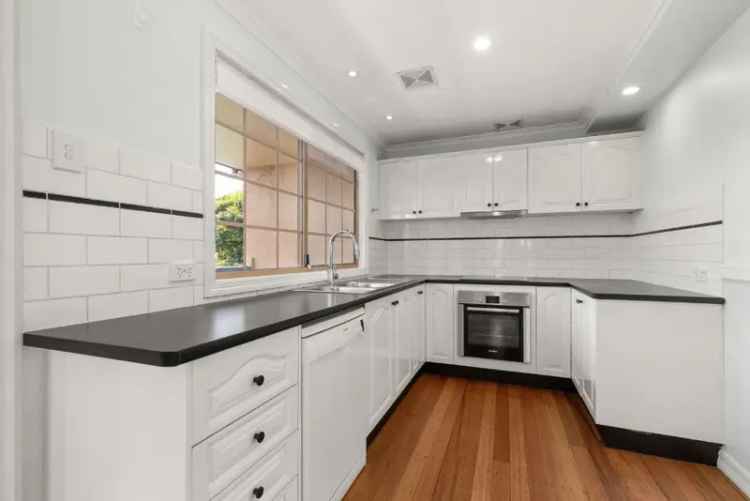 Spacious townhouse for rent in Brisbane with district views