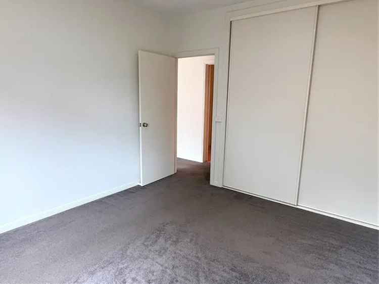 2 Bedroom 187m² Apartment Melbourne Near Schools and Amenities