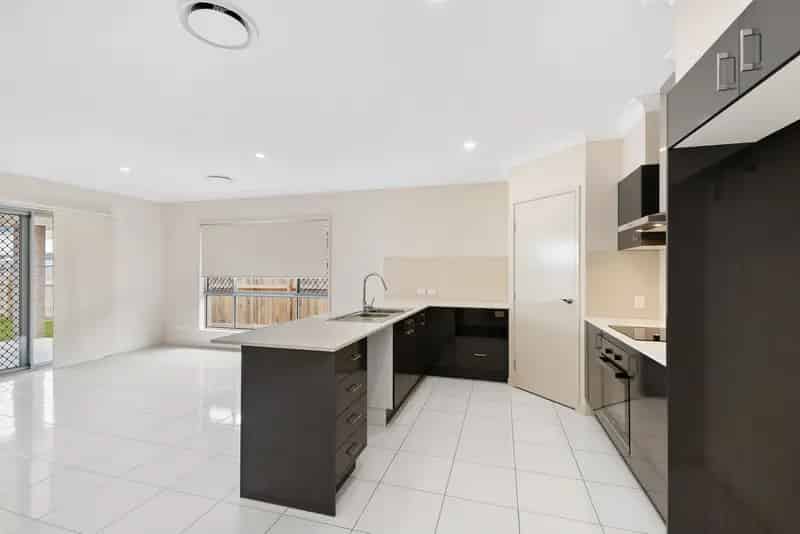 GREAT HOME IN "CAPESTONE" - DUCTED AIR, 2 LIVING + SO MUCH MORE!