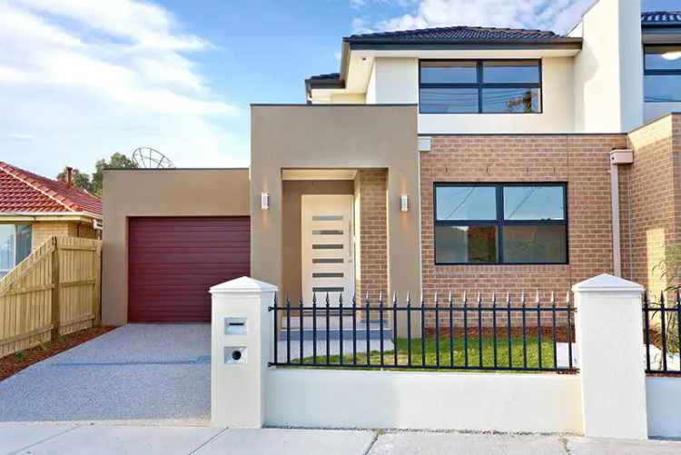 Cozy 4-Bed 25-Bath Townhouse Near Parkmore Shopping Centre