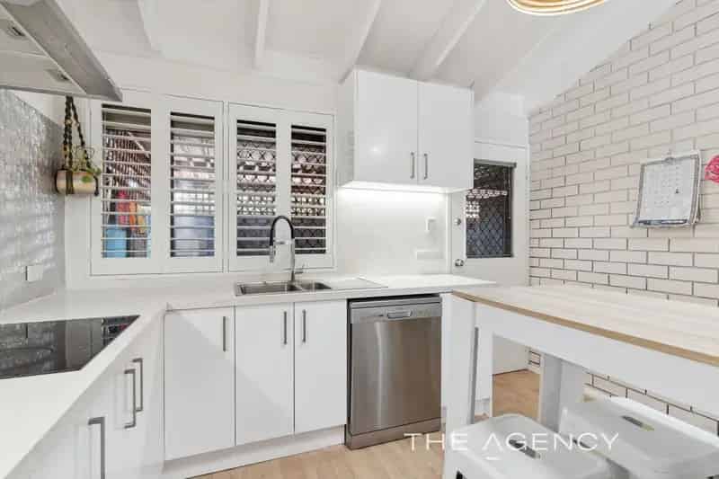 Unit For Sale - 9a Menzies Place, Thornlie WA 6108