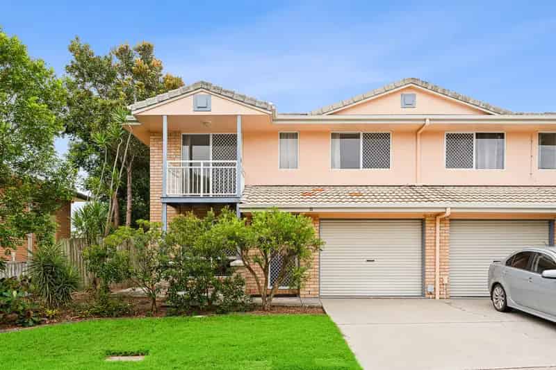 VACANT TOWNHOUSE IN A SOUGHT AFTER COMPLEX!