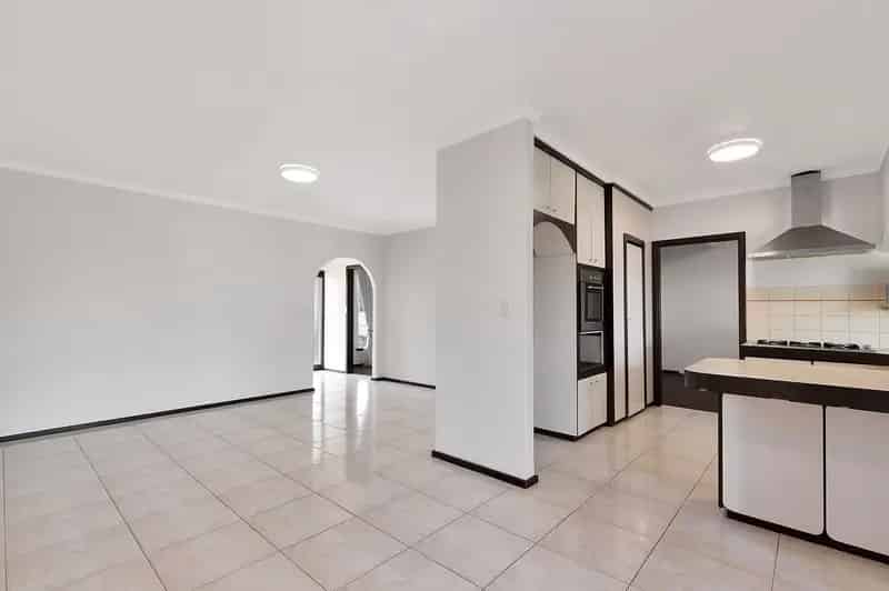 Spacious entertainer with swimming pool