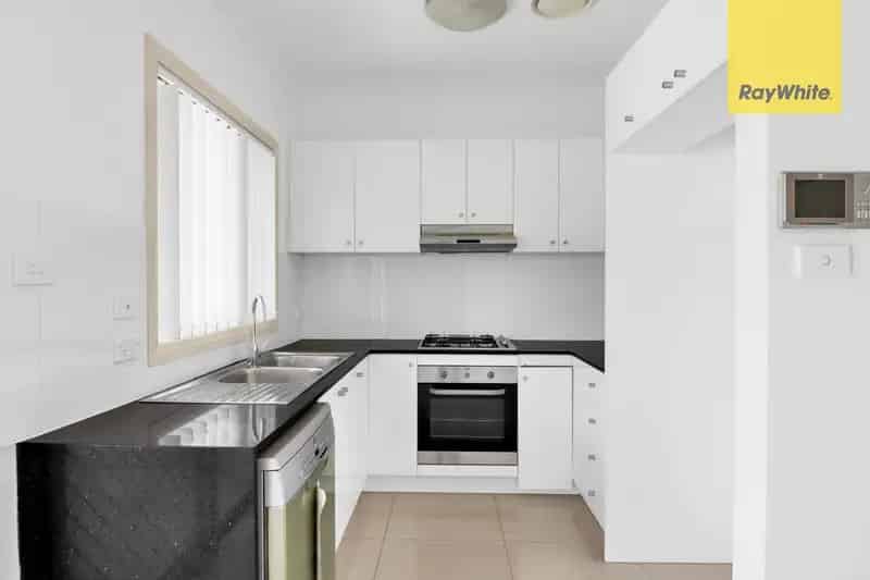 MODERN 5 BEDROOM TOWNHOUSE WALK TO SHOPS AND STATION