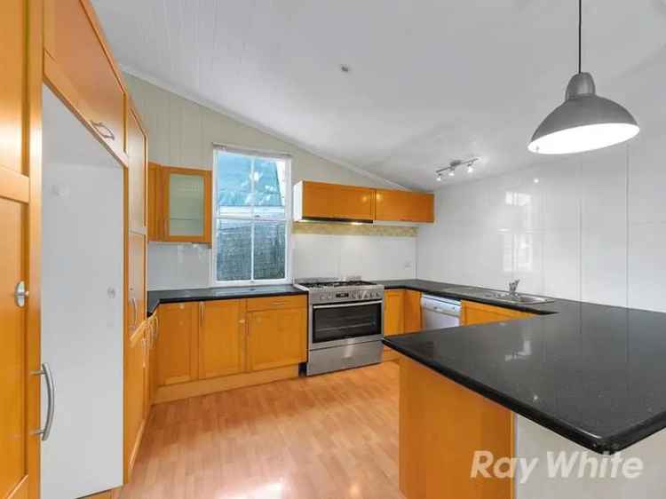 Spacious Newmarket Home 3 Beds 2 Baths Modern Kitchen Garden