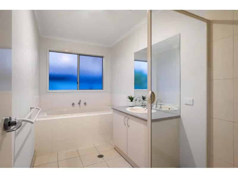 Family Home With Pool In East Albury