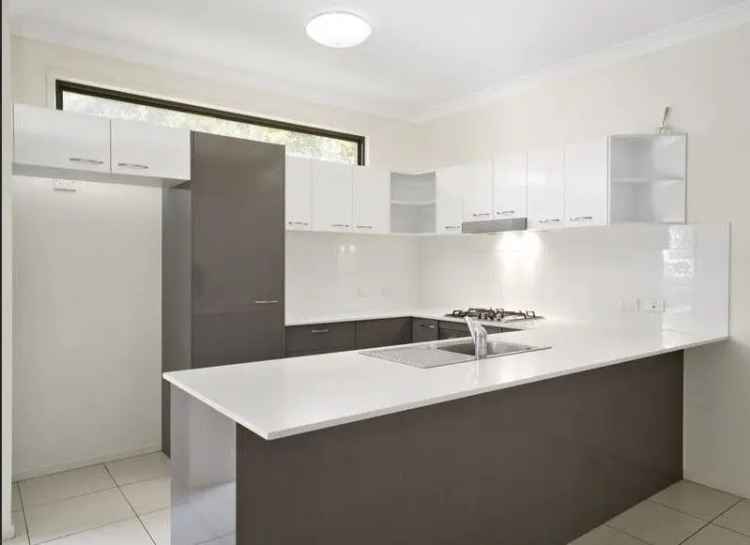 Spacious 3 Bedroom Townhouse with Modern Kitchen and Private Courtyard