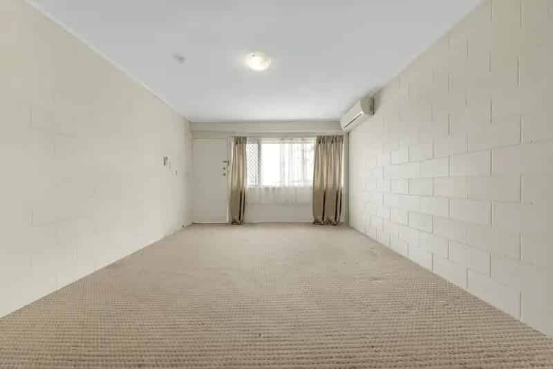 INVESTOR READY…. SOLID TWO BEDROOM UNIT… GREAT INCOME