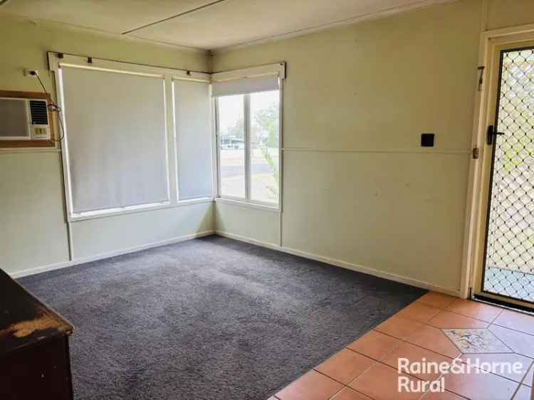 3 Bed 1 Bath Home Roma - 931sqm Block with Shed