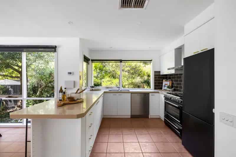 buy house in Frankston South with pool tennis court and spacious living areas