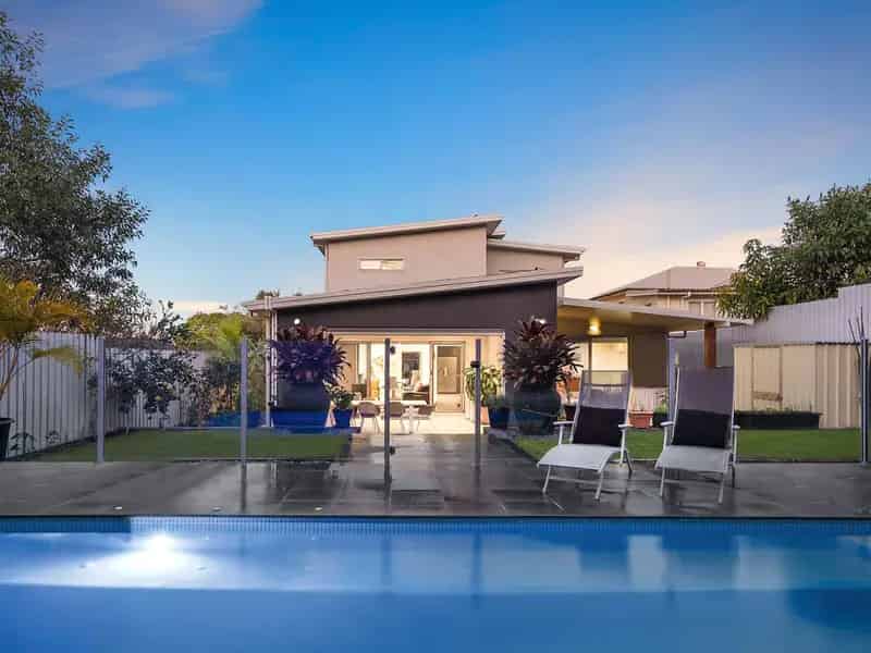 Stylish Modern Family Living!