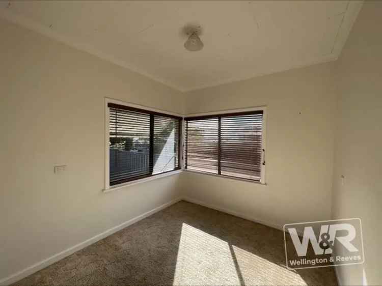 2 Bedroom Home Near CBD - Large Backyard - Lawn Mowing Included