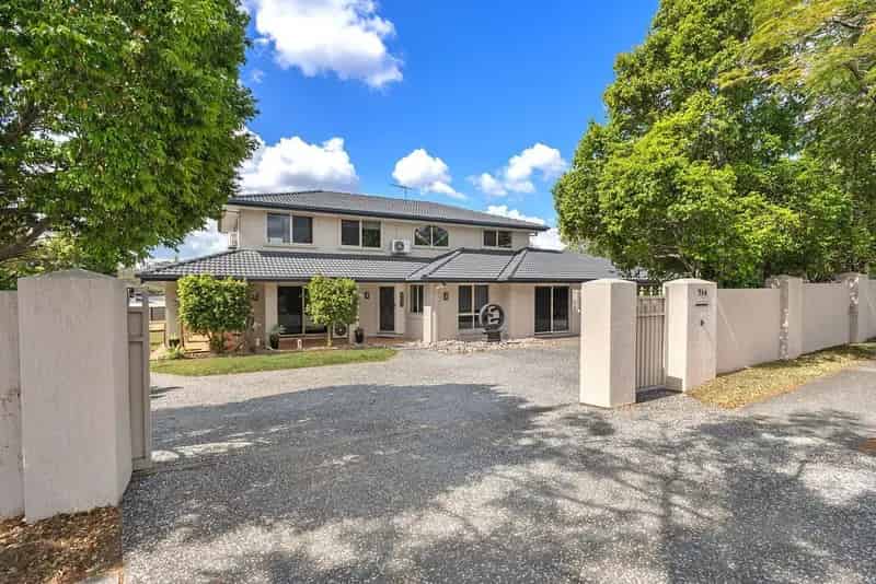 Luxurious Family Living in a Prime Parkinson Location