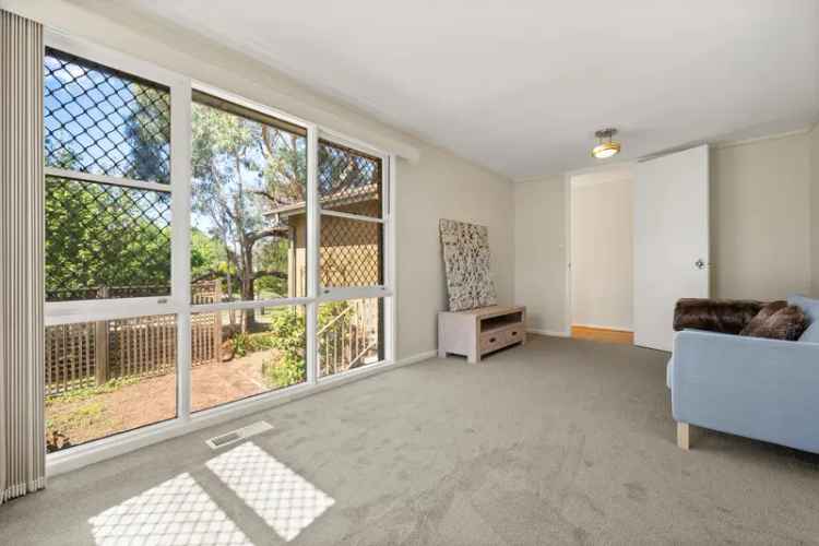 Freshly Presented Home Near Tram Shops and School