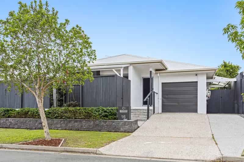 MODERN LIVING MEETS TRANQUIL CHARM: STUNNING DUPLEX PAIR IN THE HEART OF COOMERA!!