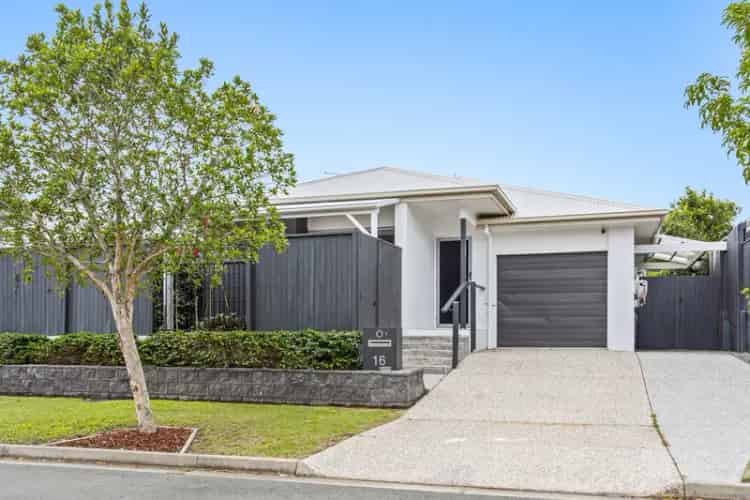 MODERN LIVING MEETS TRANQUIL CHARM: STUNNING DUPLEX PAIR IN THE HEART OF COOMERA!!